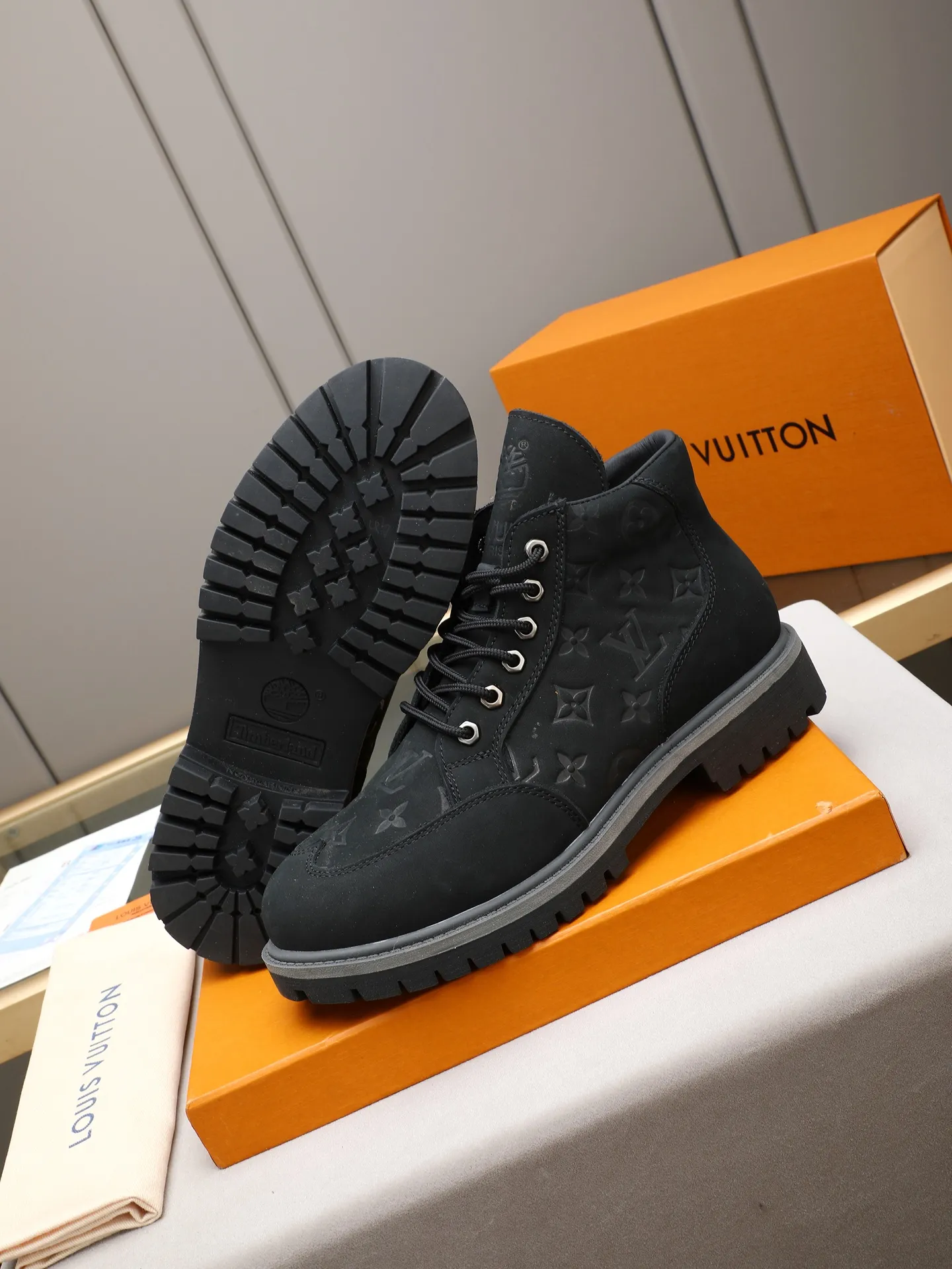 PP460 LOUIS VUITTON ss25 LV donkey brand new thick-soled lace-up big-toe shoes men's casual shoes high-top short boots. These boots are crafted from top-grain calf leather for a lightweight and comfortable fit. The thick EVA outsole is embellished with eye-catching ridges, and the trendy attitude of being both strong and soft makes it an everyday choice. ✔Upper: imported first-layer cowhide ✔Inner lining: sheep lining ✔Outsole: original molded outsole Size: 38-44 (45 customized)